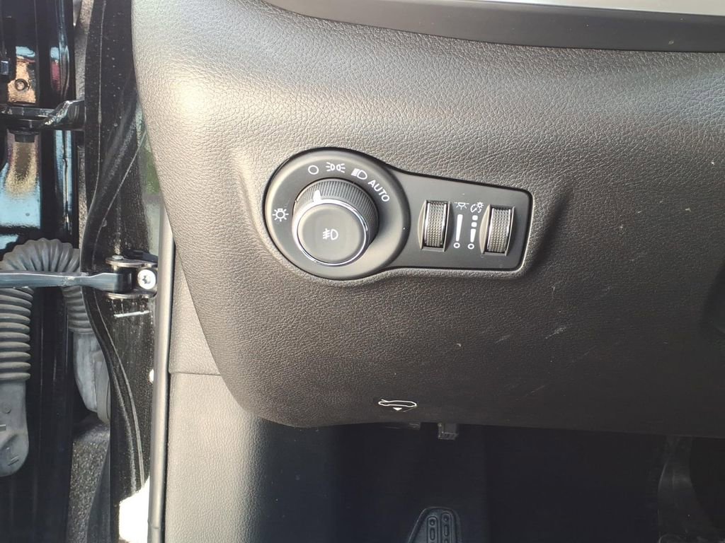 Used 2022 Jeep Compass Latitude w/ Sun and Sound Group image 15