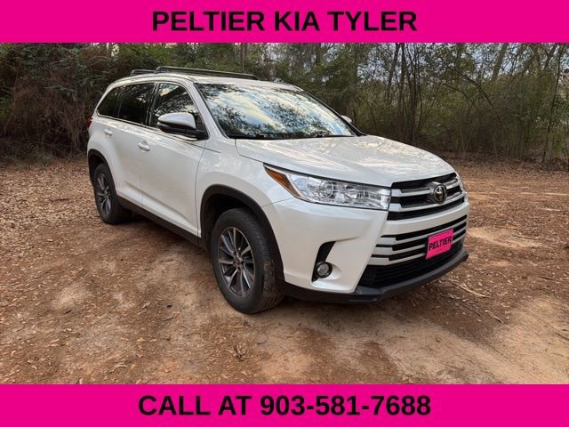 Used 2019 Toyota Highlander SE image 1