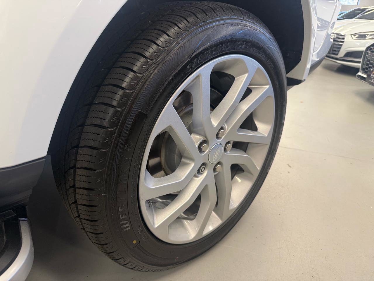 Used 2016 Land Rover LR4 HSE Silver Edition AWD/4WD image 12