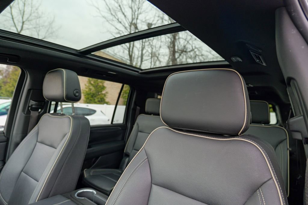 Used 2023 GMC Yukon XL SLT w/ SLT Premium Package image 23