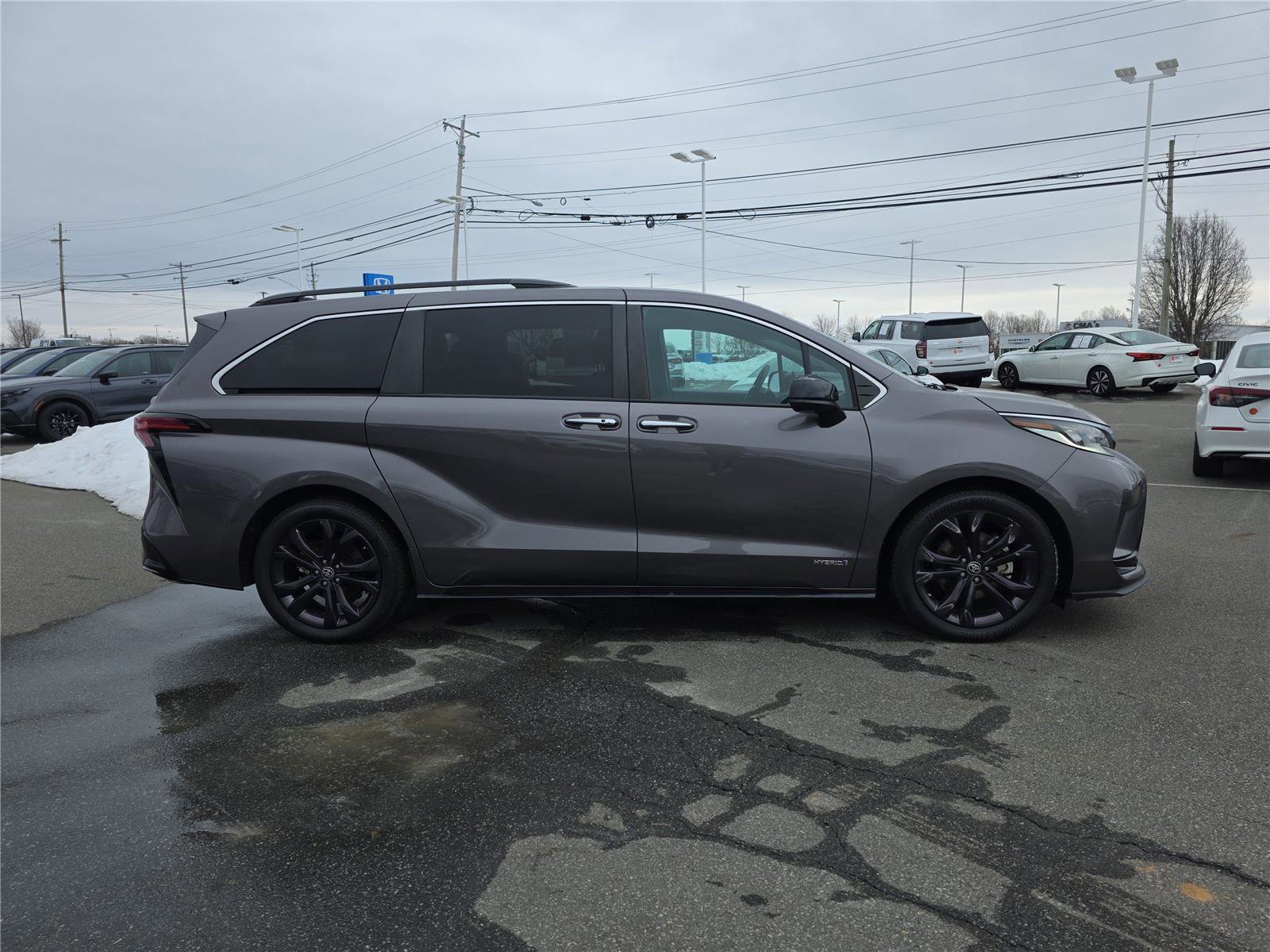 Used 2021 Toyota Sienna XSE w/ XSE Plus Package image 7