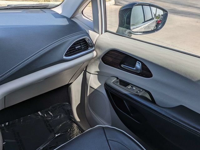 Used 2023 Chrysler Pacifica Limited FWD image 19