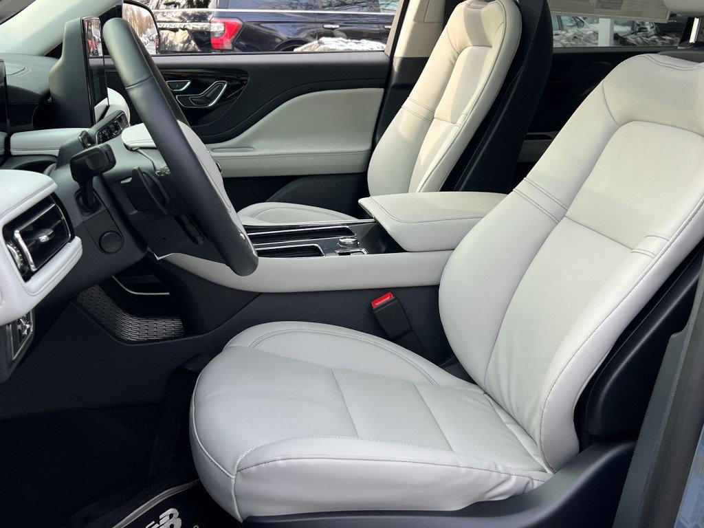 New 2026 Lincoln Aviator AWD w/ Jet Appearance Package image 17