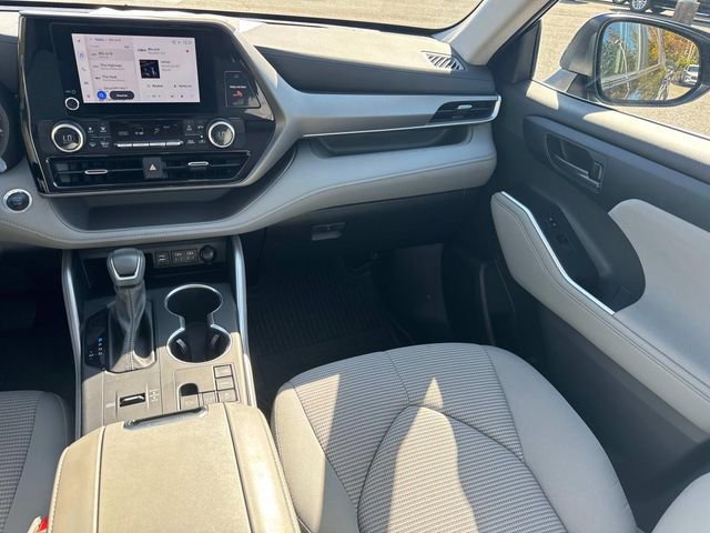 Used 2024 Toyota Highlander LE image 20