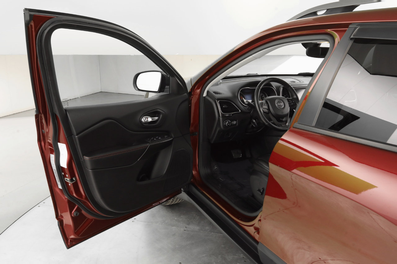 Used 2020 Jeep Cherokee Trailhawk w/ Cold Weather Group image 10