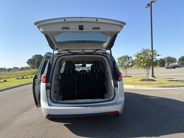 Used 2023 Chrysler Pacifica Touring-L FWD image 18
