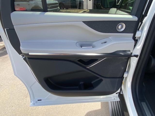 New 2026 Lincoln Navigator L Reserve w/ Jet Appearance Package AWD/4WD image 9