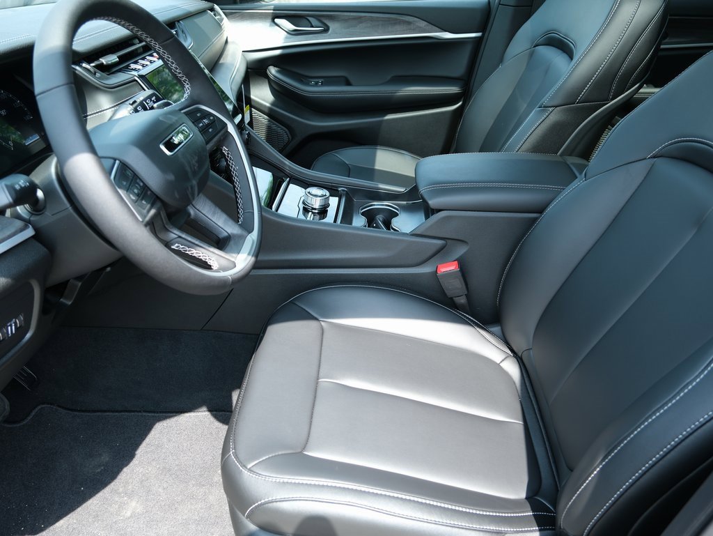 New 2025 Jeep Grand Cherokee L Limited w/ Black Appearance Package image 5