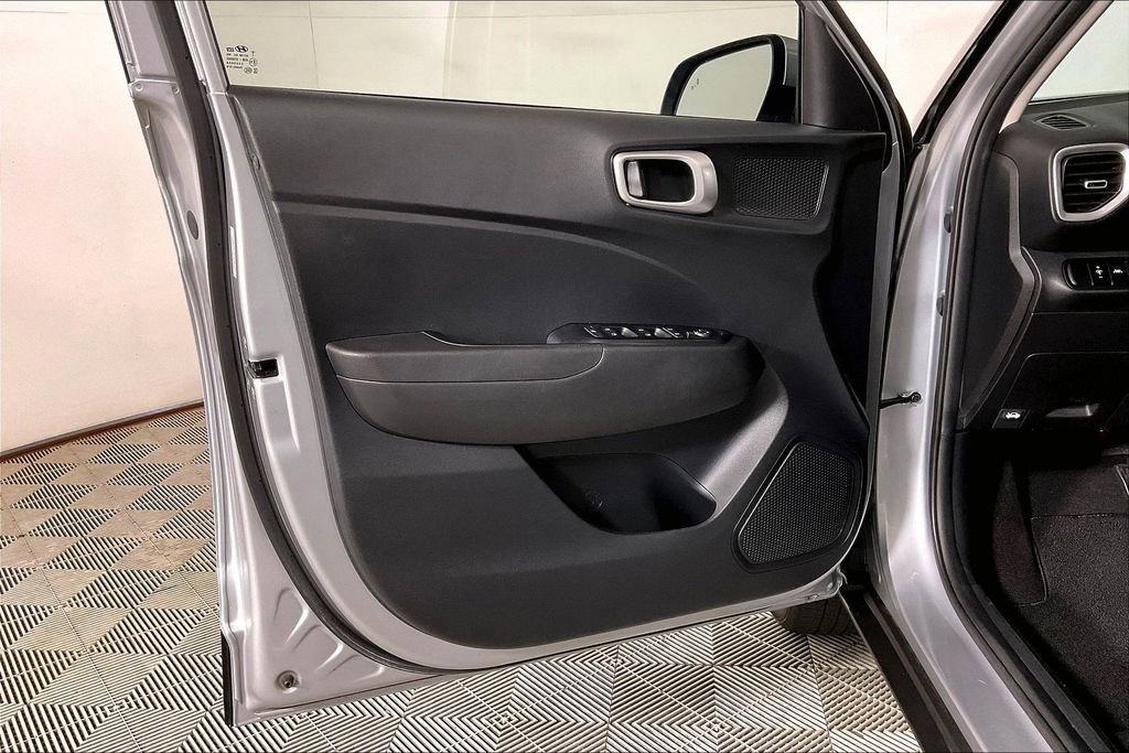 Used 2022 Hyundai Venue SEL image 22