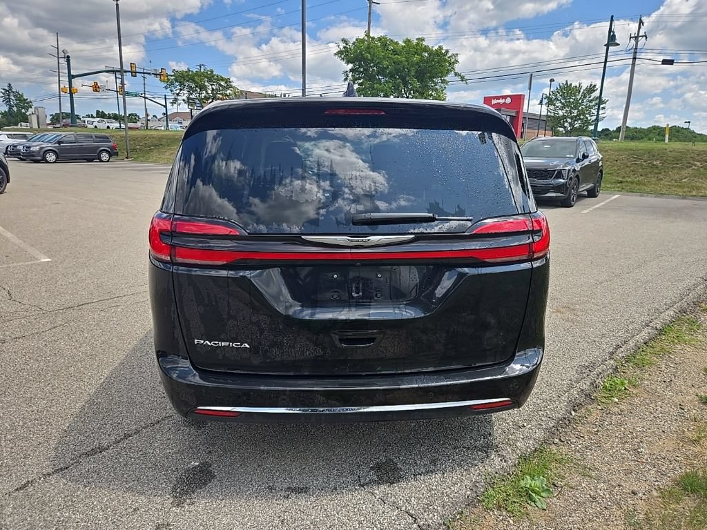 Used 2023 Chrysler Pacifica Touring-L FWD image 5
