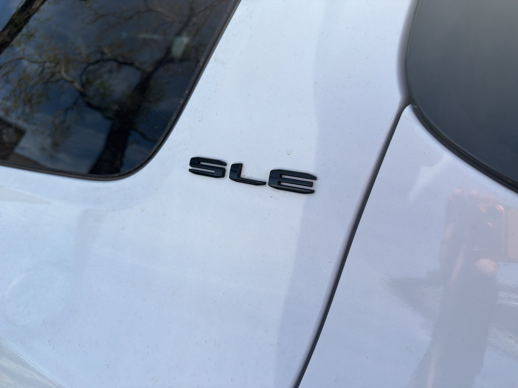 Used 2023 GMC Acadia SLE w/ Driver Convenience Package image 6