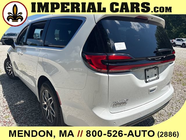 New 2027 Chrysler Pacifica Limited w/ Family Tech Group AWD/4WD image 9