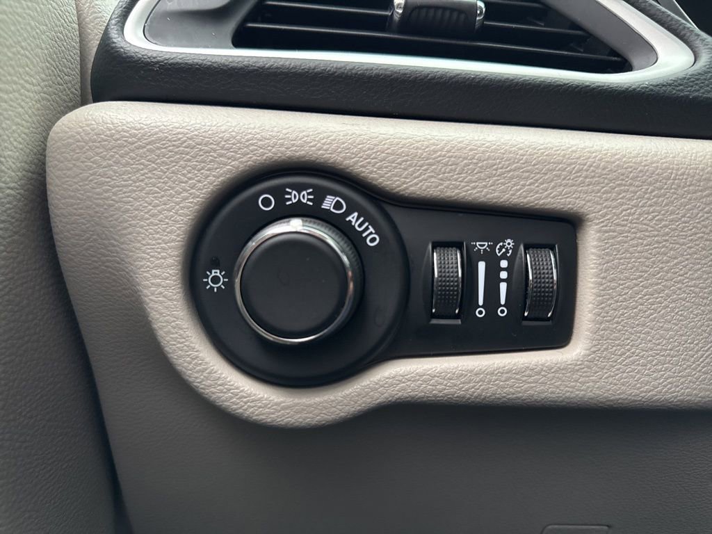 Used 2024 Chrysler Voyager LX image 17