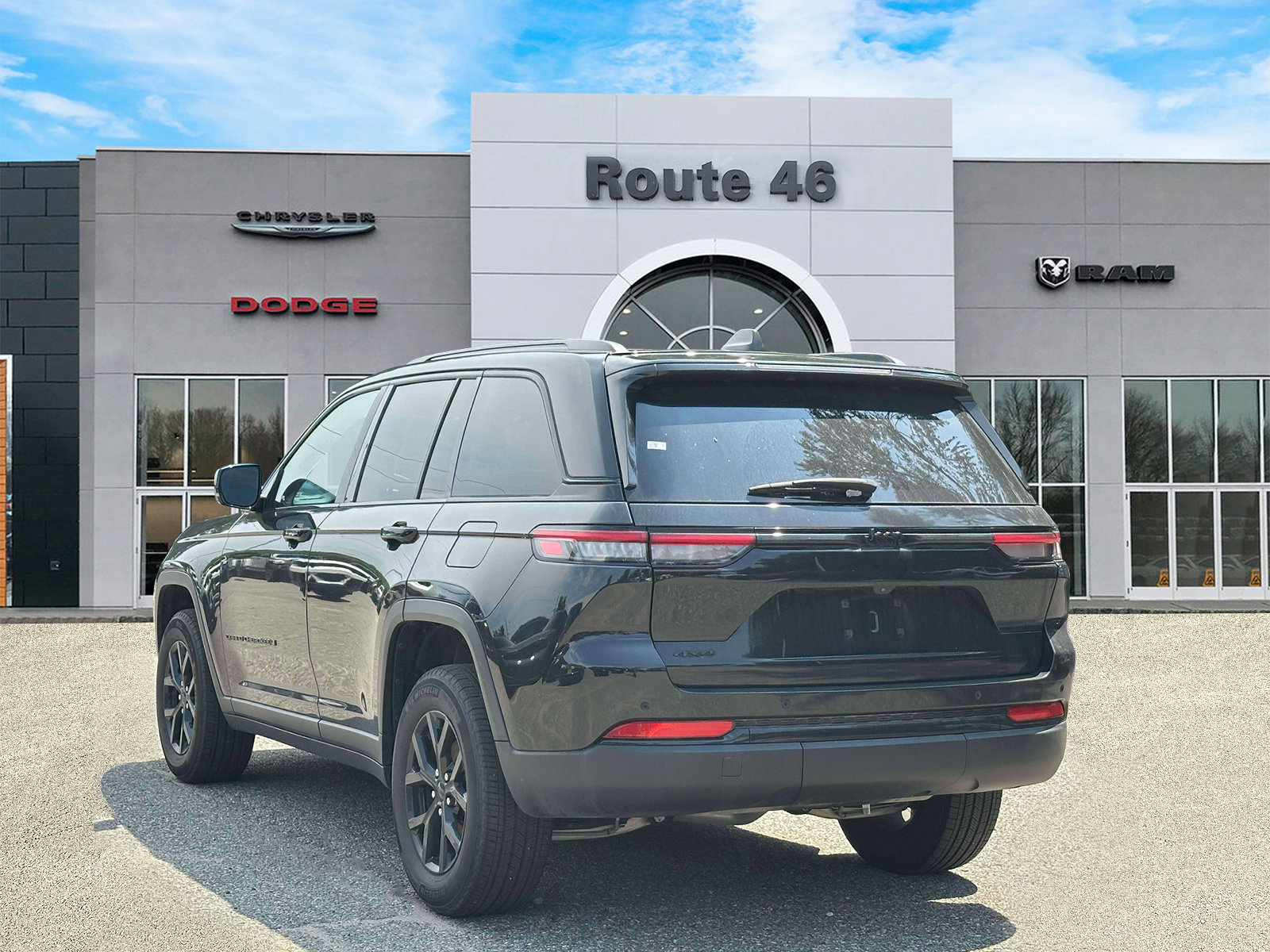 Used 2024 Jeep Grand Cherokee Altitude AWD/4WD image 4