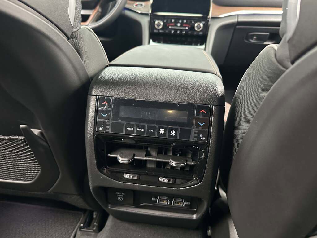 New 2025 Jeep Grand Cherokee Summit w/ Luxury Tech Group V image 27