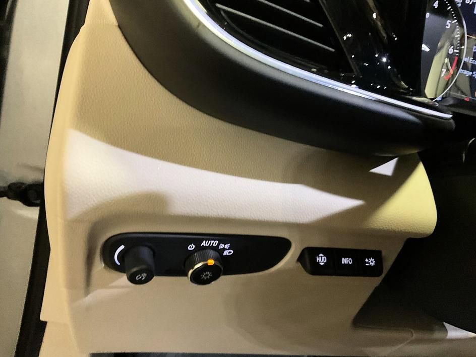 Used 2023 Buick Envision Avenir image 26