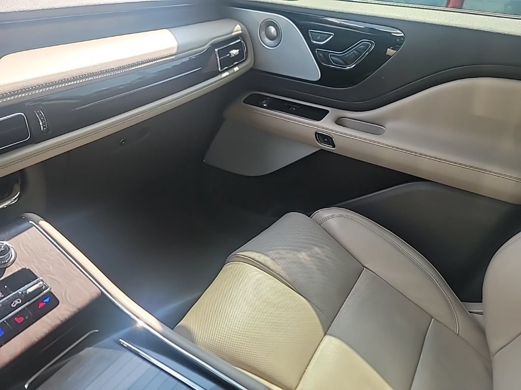 Used 2022 Lincoln Aviator Reserve w/ Equipment Group 201A RWD image 32