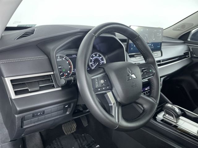 Used 2025 Mitsubishi Outlander SE image 28