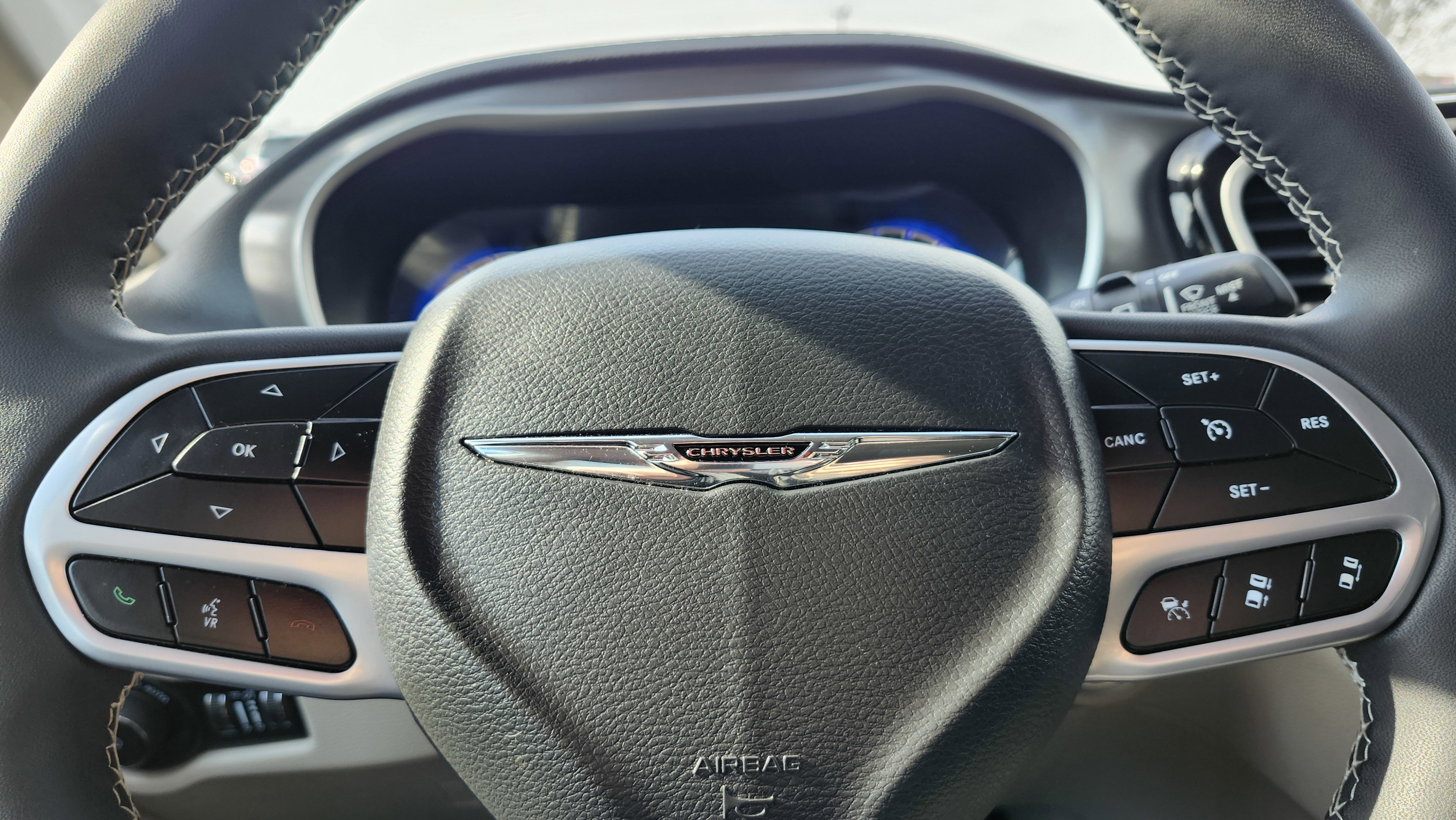 Used 2023 Chrysler Pacifica Touring-L image 28