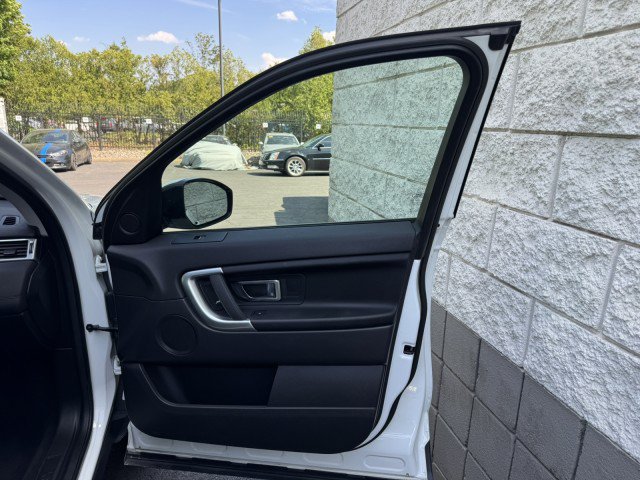 Used 2018 Land Rover Discovery Sport SE AWD/4WD image 36