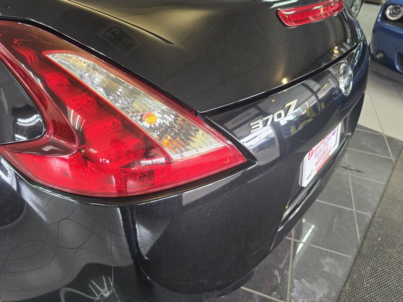 Used 2019 Nissan 370Z Roadster RWD image 23