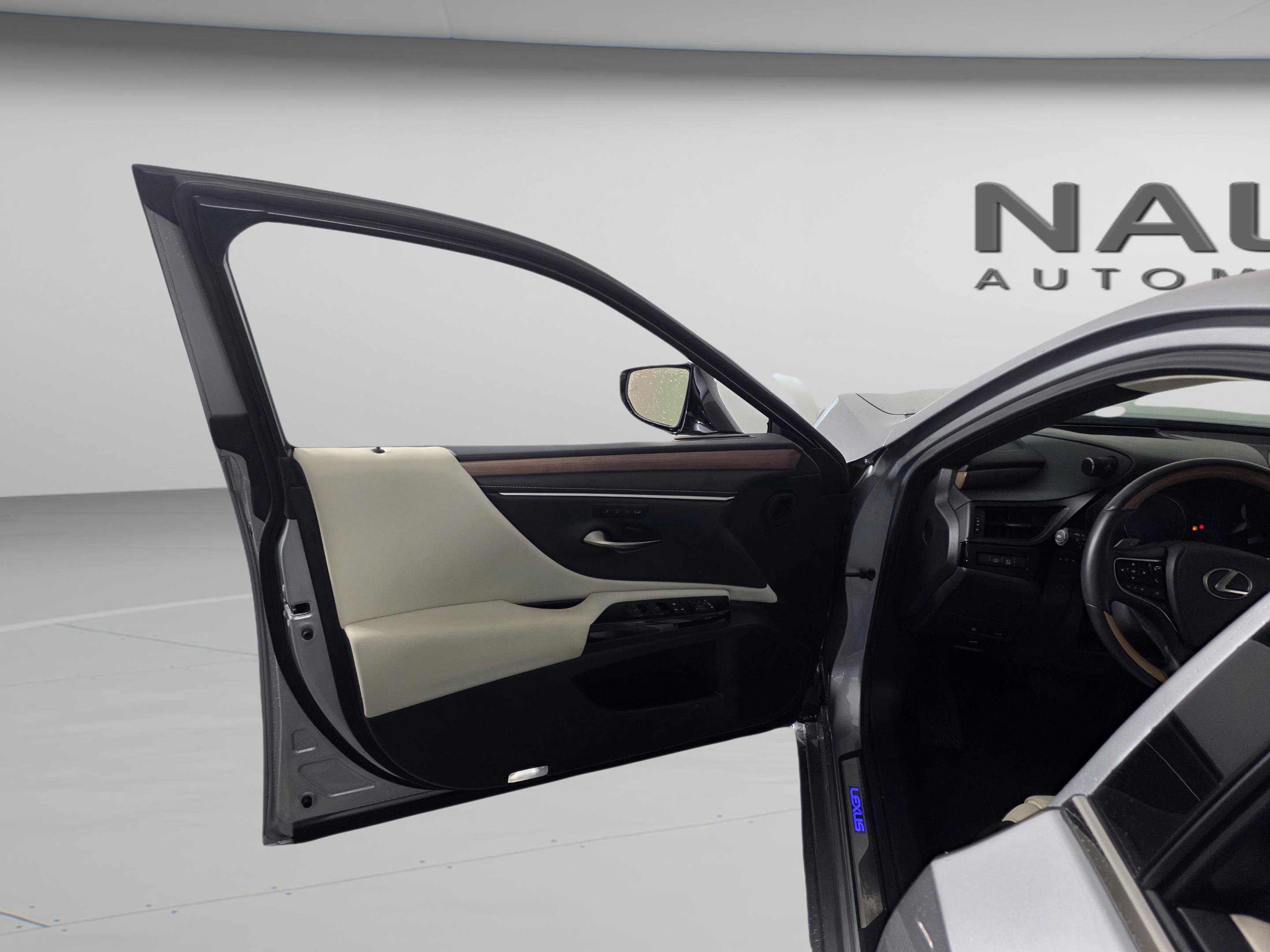 Certified 2025 Lexus ES 300h w/ Technology Package image 9