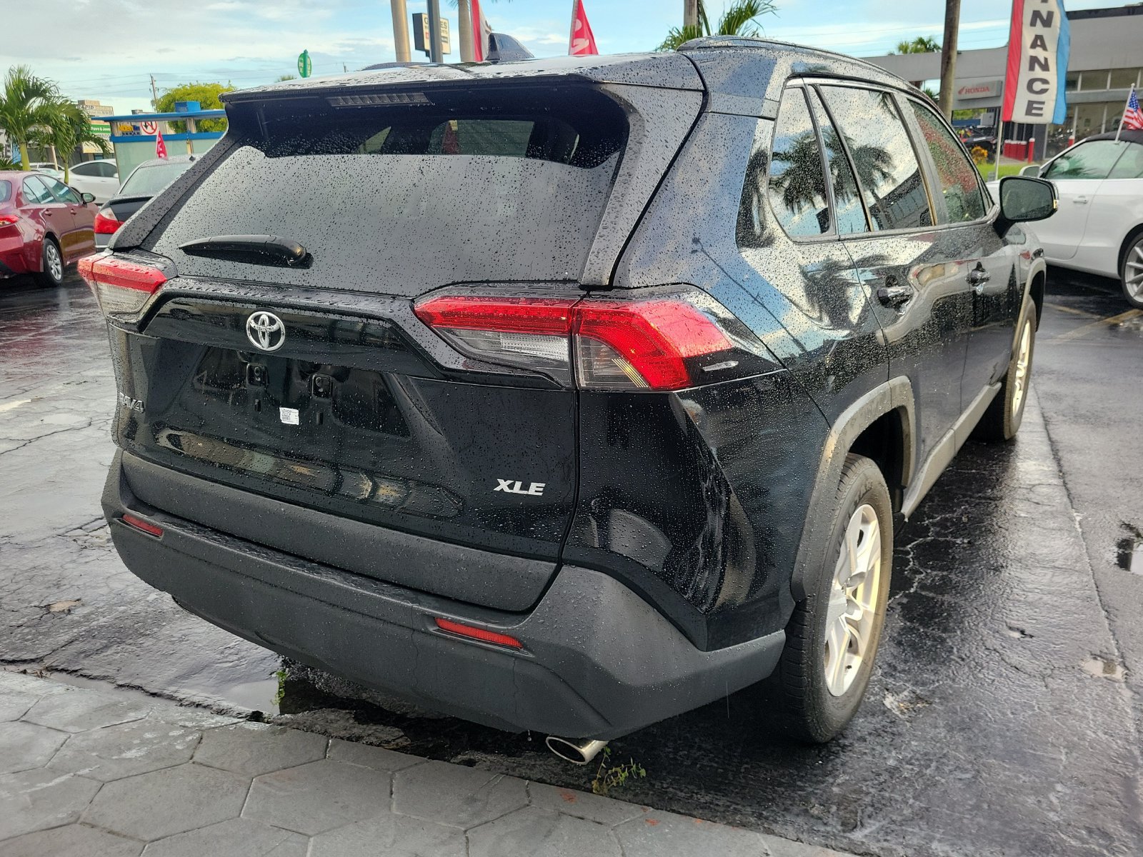 Used 2019 Toyota RAV4 XLE w/ Convenience Package FWD image 4