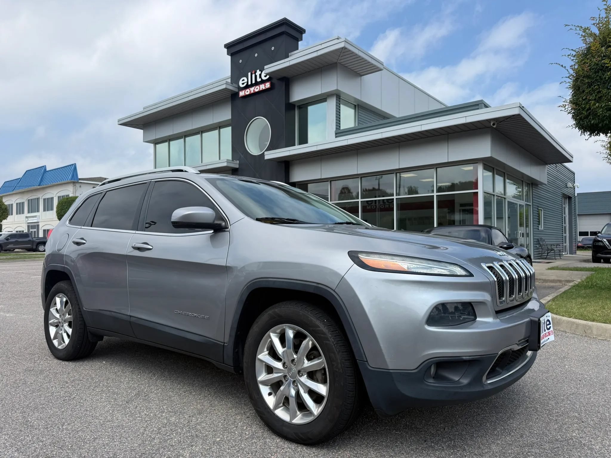 Used 2016 Jeep Cherokee Limited AWD/4WD image 1