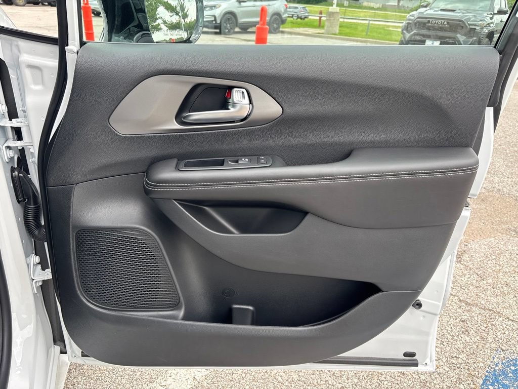 New 2027 Chrysler Pacifica Select FWD image 47