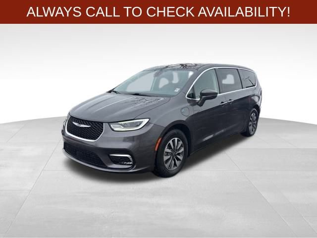 Used 2022 Chrysler Pacifica Touring-L w/ Uconnect Theater Family Group image 3