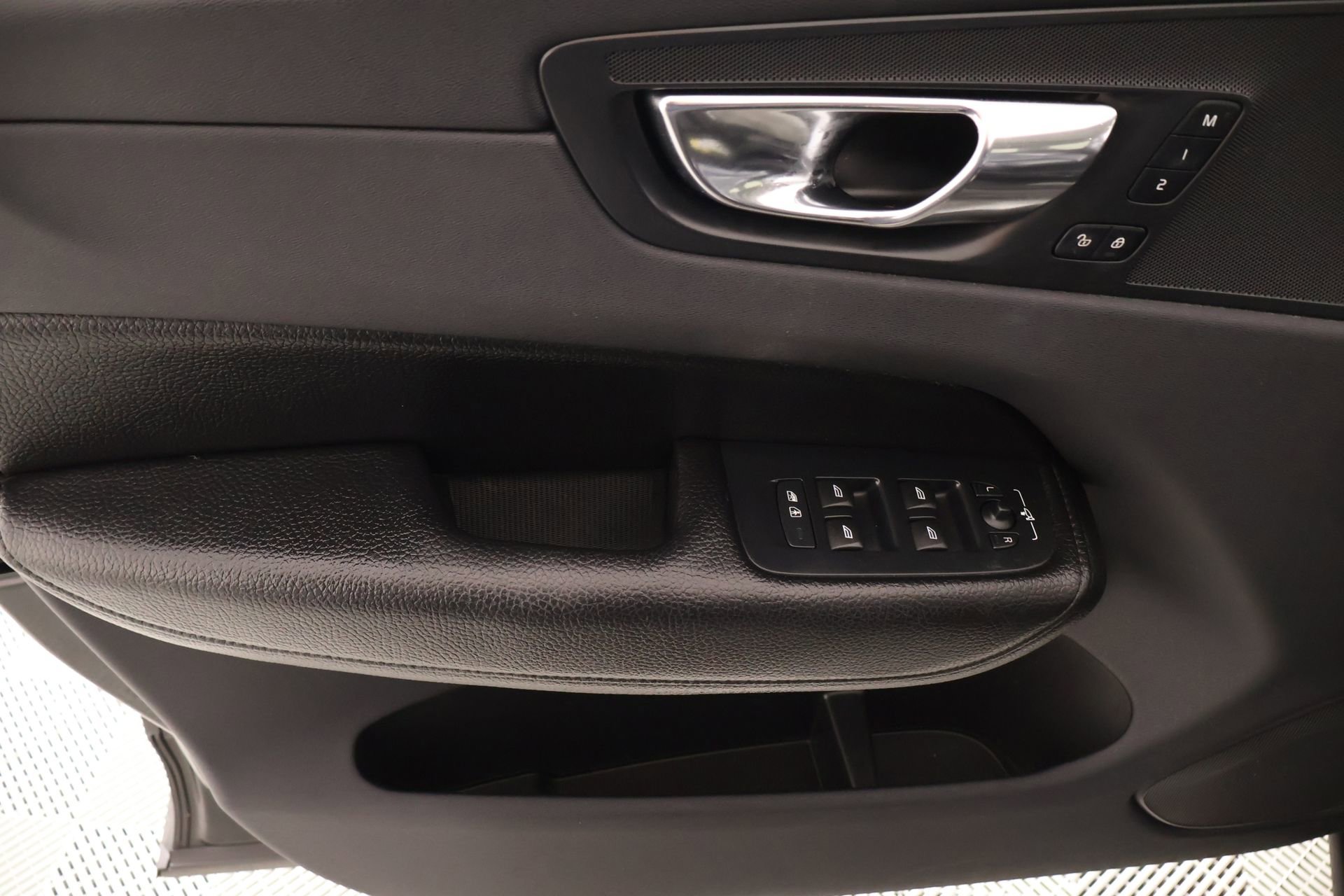 Used 2018 Volvo XC60 T5 Inscription w/ Convenience Package AWD/4WD image 16