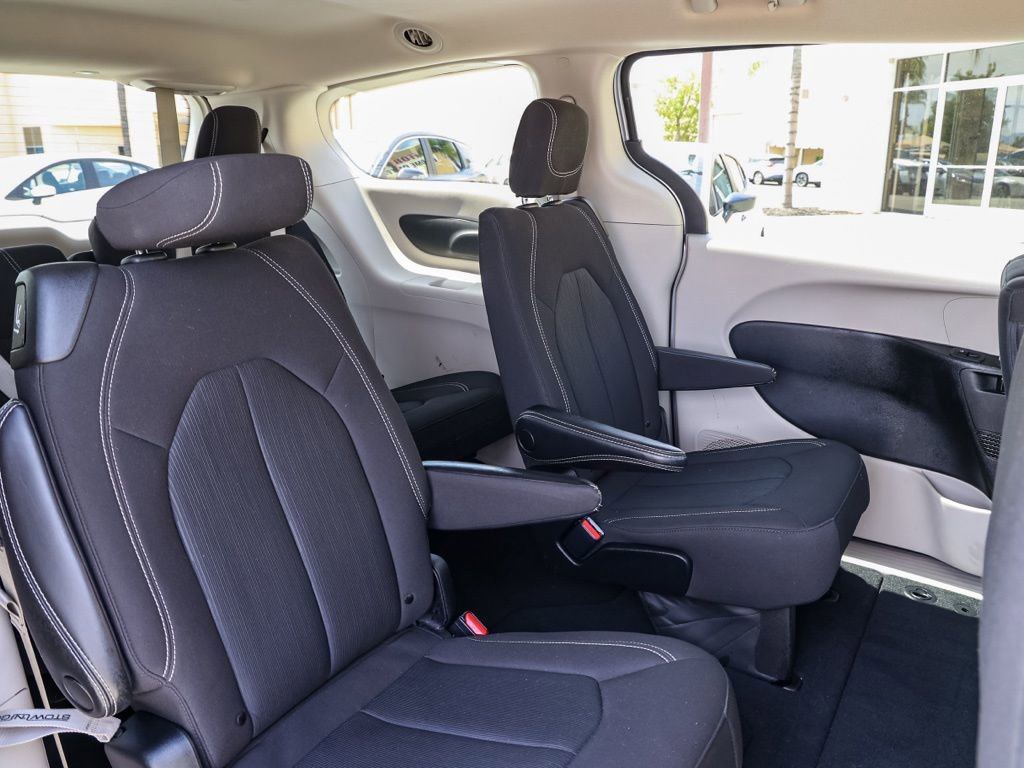 Used 2023 Chrysler Voyager LX image 17