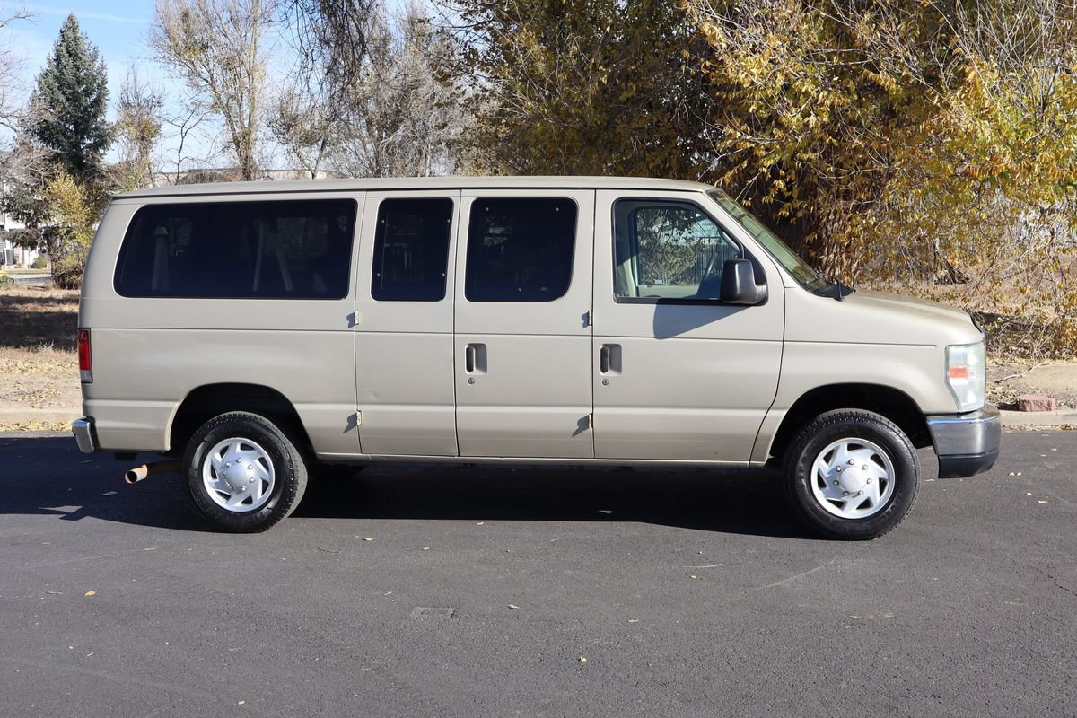 Used 2009 Ford E-350 and Econoline 350 Super Duty Wagon image 3