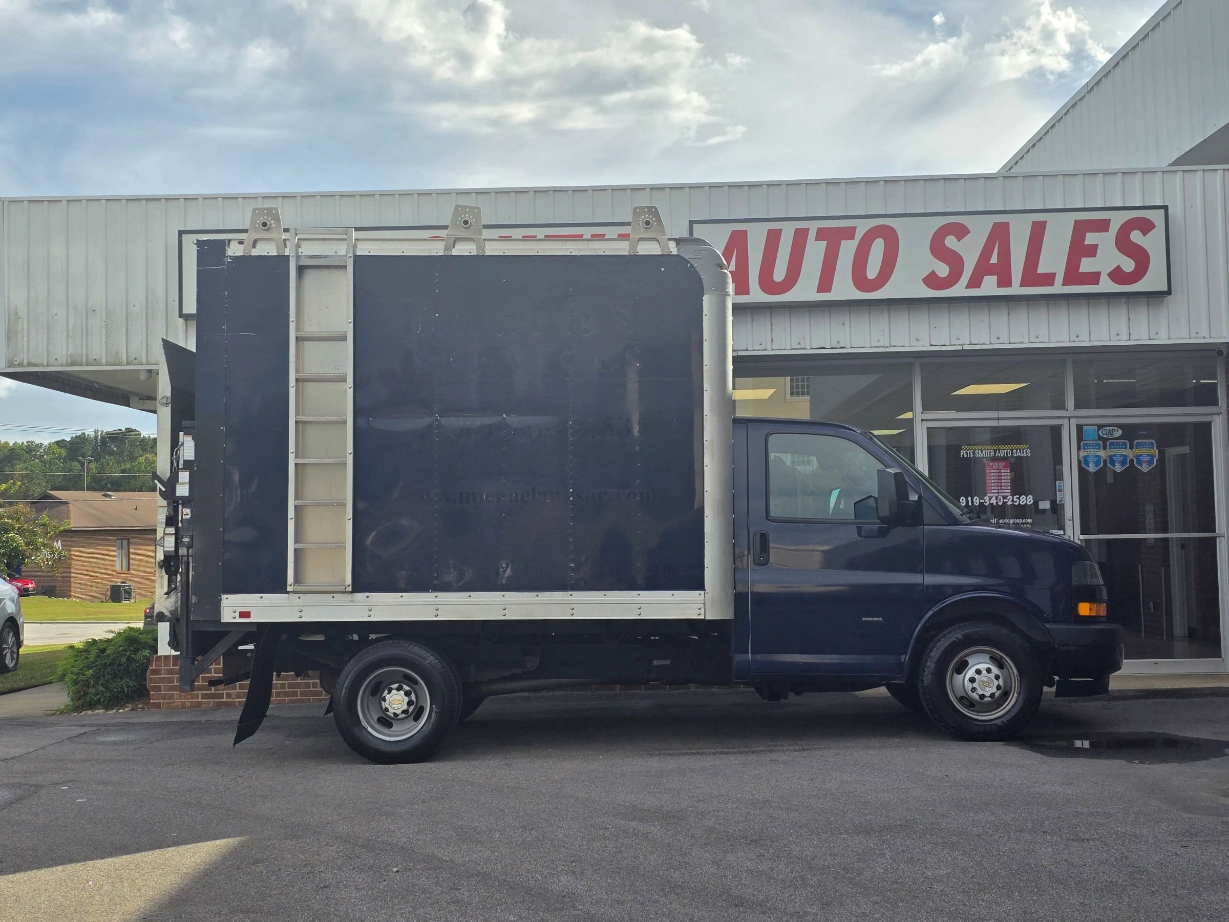 Used 2018 Chevrolet Express 3500 w/ Power Convenience Package RWD image 2
