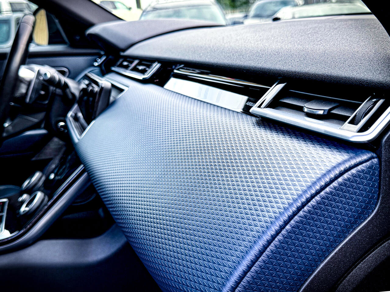 Used 2018 Land Rover Range Rover Velar R-Dynamic SE image 32