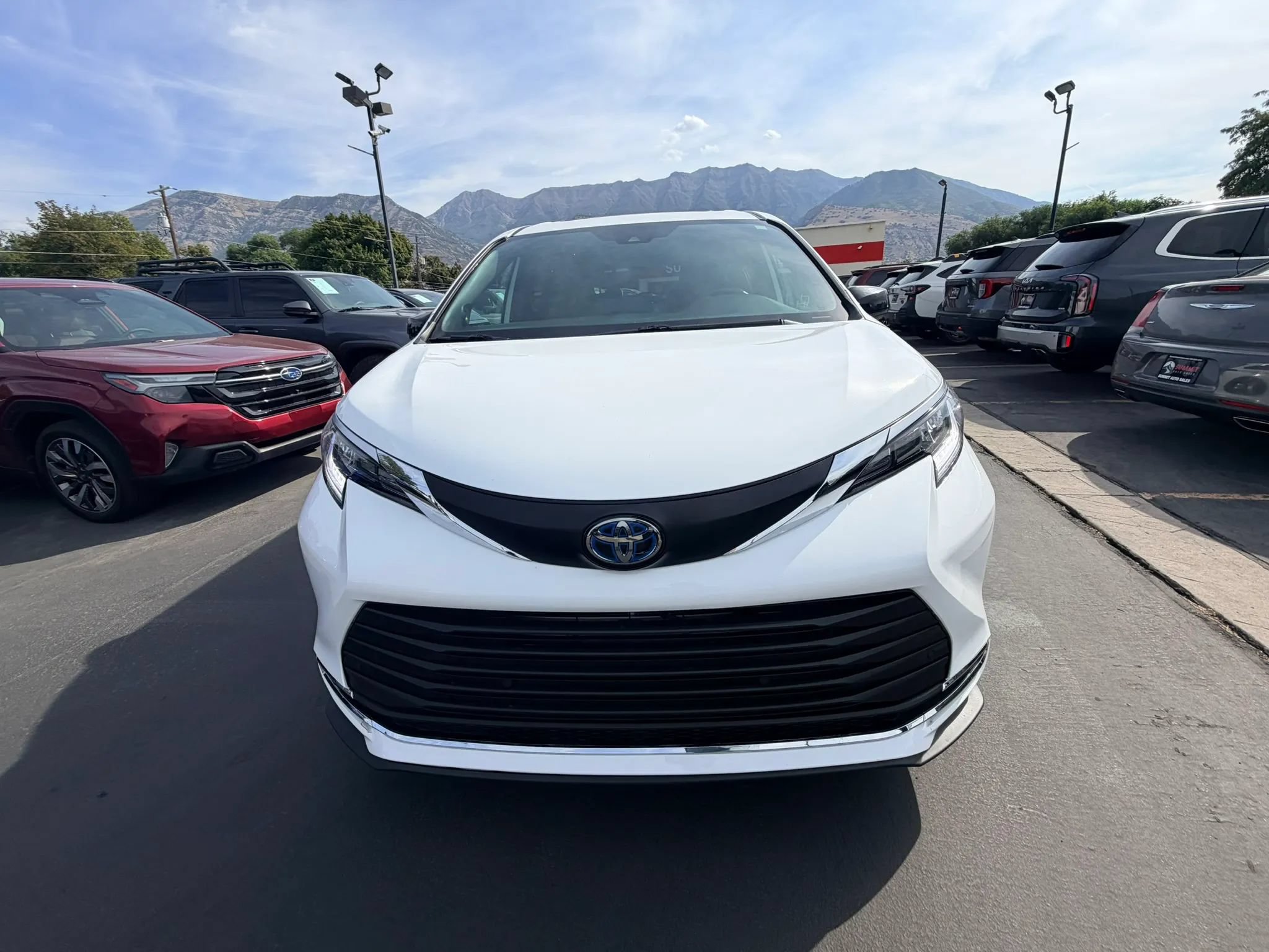 Used 2023 Toyota Sienna XSE w/ XSE Plus Package AWD/4WD image 9
