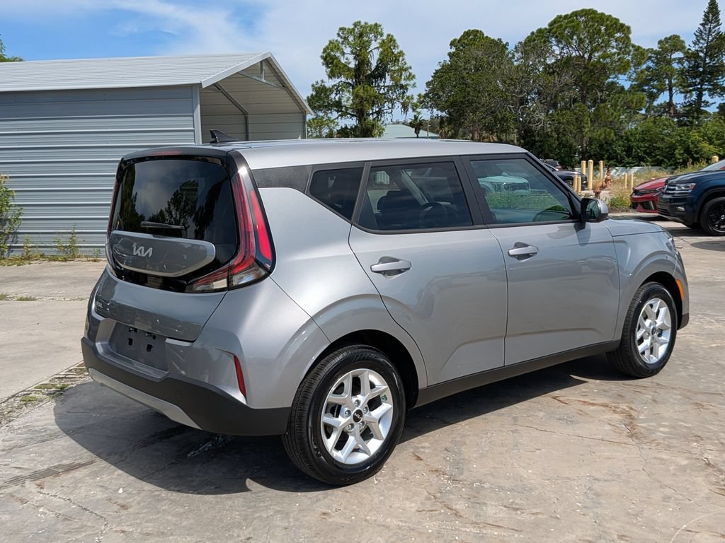 Certified 2025 Kia Soul LX w/ LX Technology Package FWD image 8