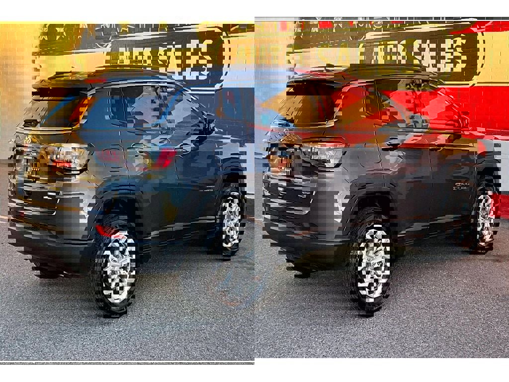 Used 2024 Jeep Compass Latitude image 2