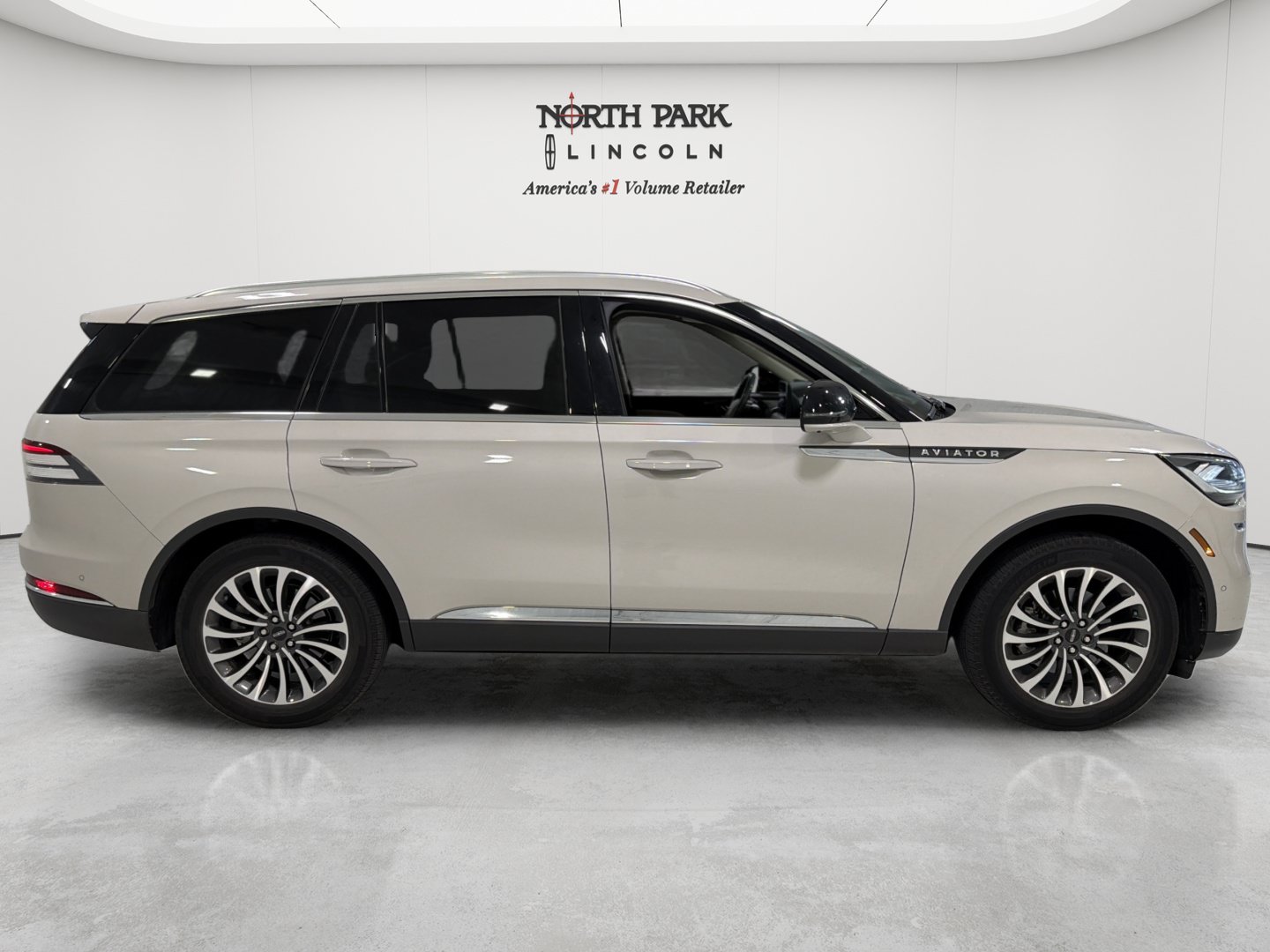 Used 2022 Lincoln Aviator Reserve w/ Equipment Group 201A AWD/4WD image 6