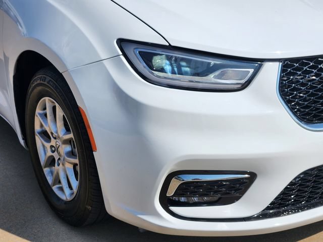 Used 2023 Chrysler Pacifica Touring-L FWD image 12