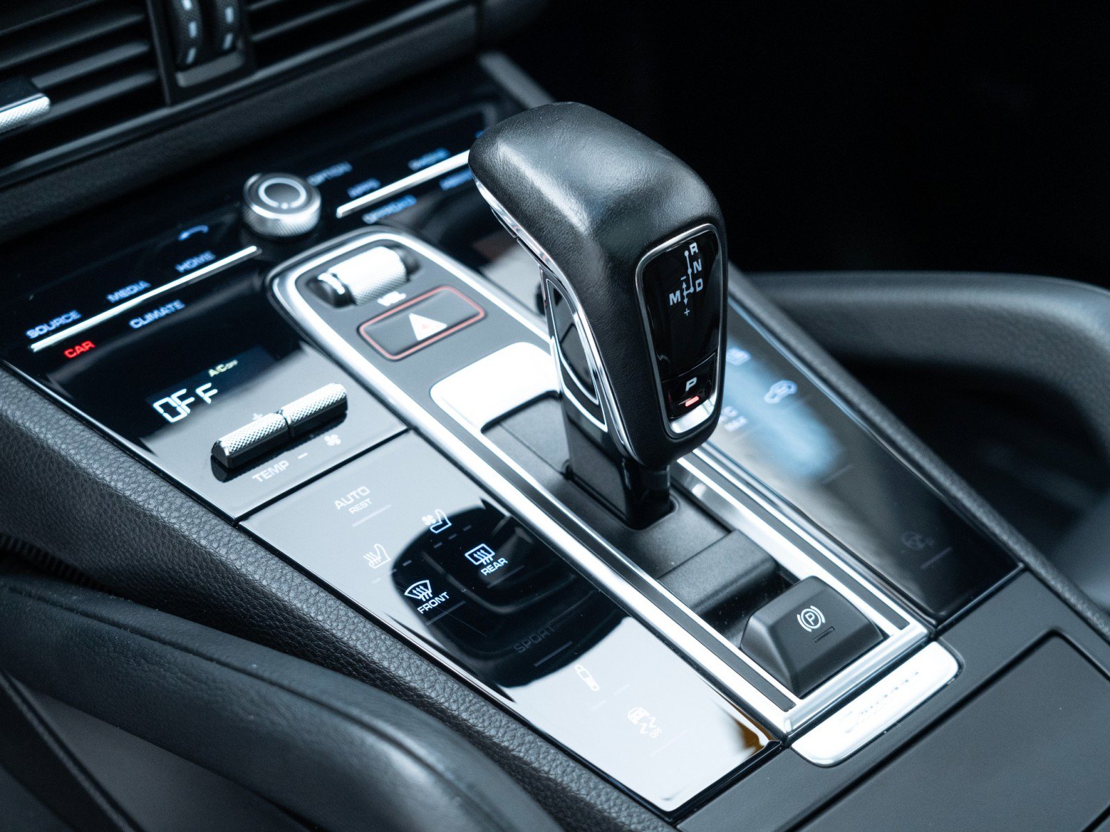 Certified 2022 Porsche Cayenne Platinum Edition image 27