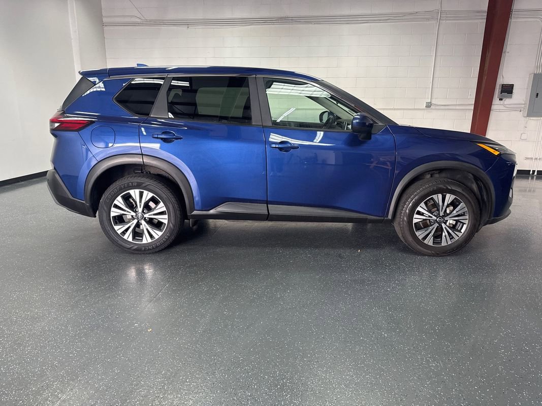 Used 2023 Nissan Rogue SV image 3