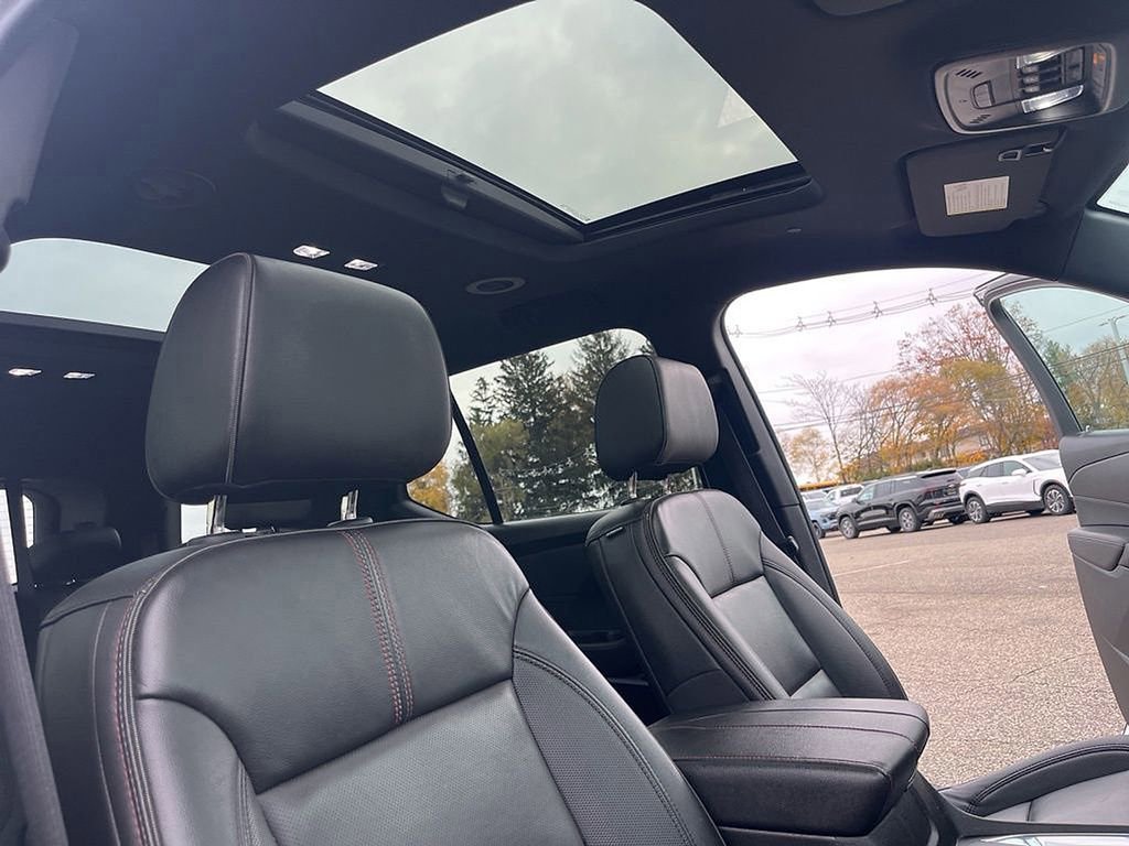 Used 2023 Chevrolet Traverse RS image 71