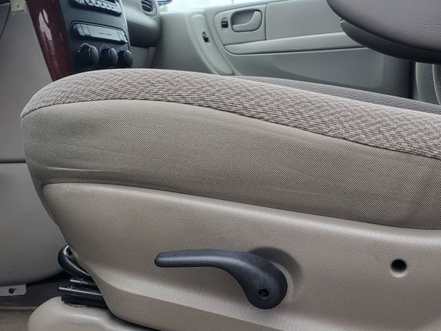 Used 2006 Chrysler Town & Country image 10