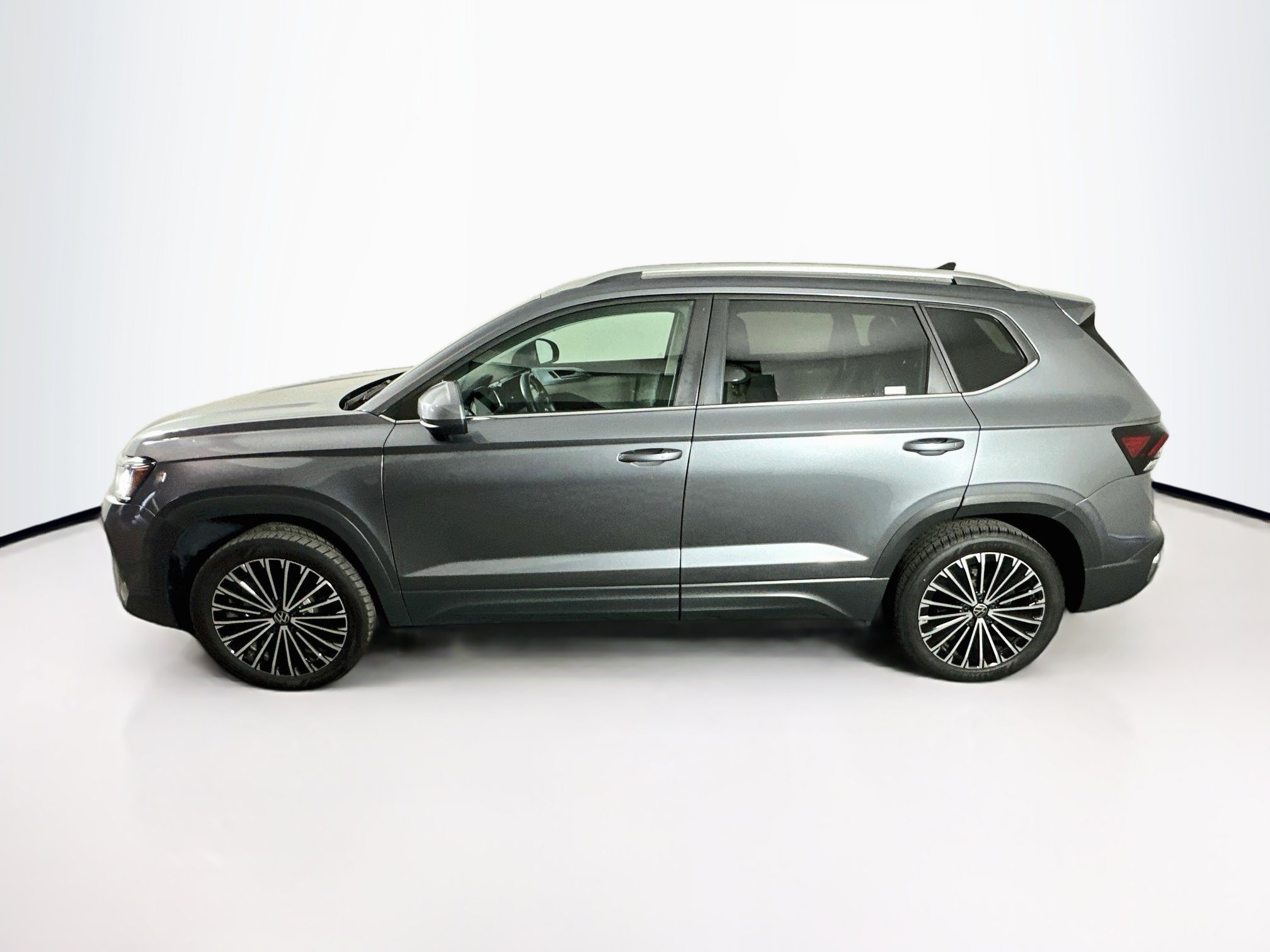 Used 2025 Volkswagen Taos SE FWD image 4