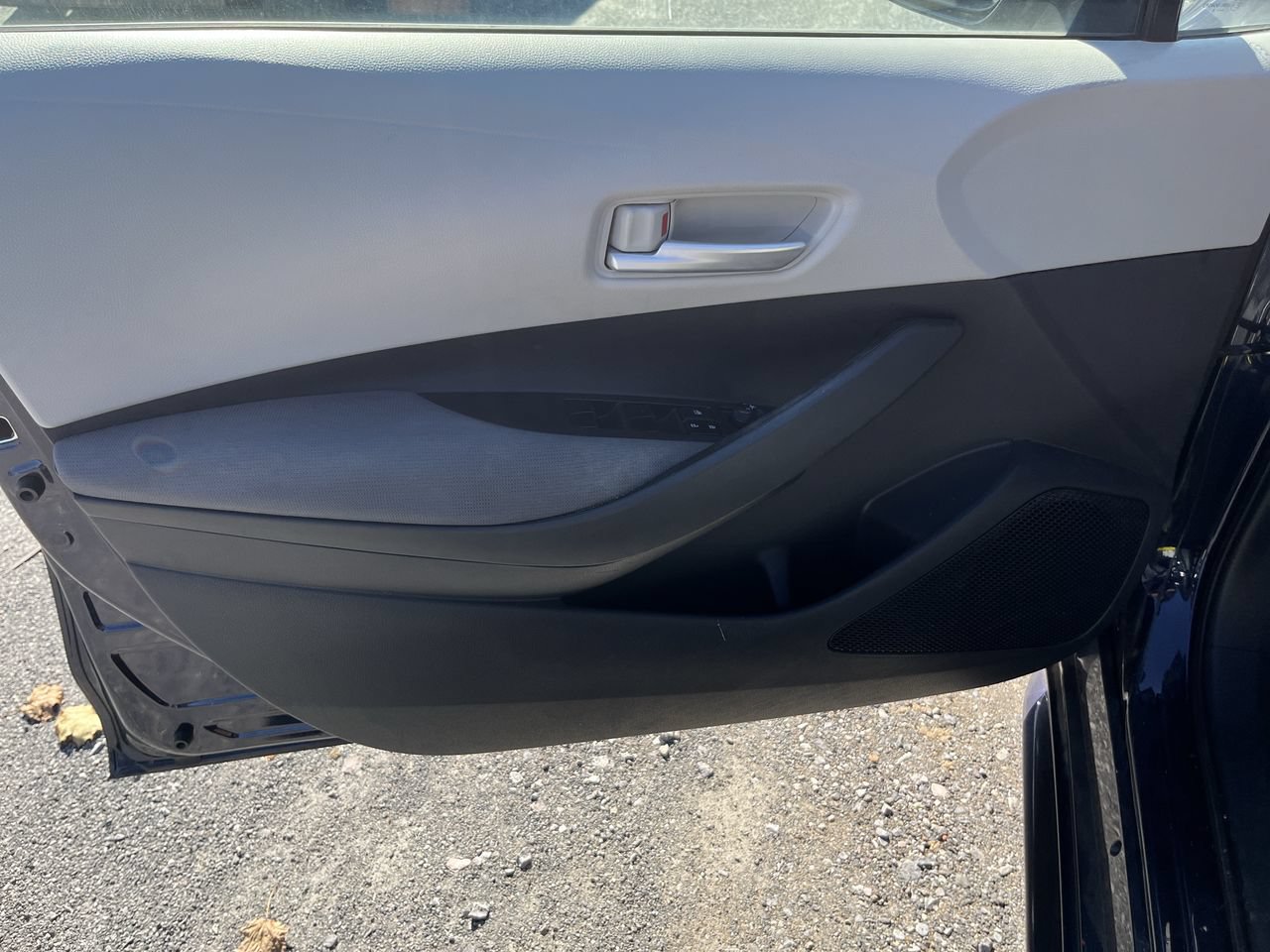 Used 2020 Toyota Corolla LE FWD image 3