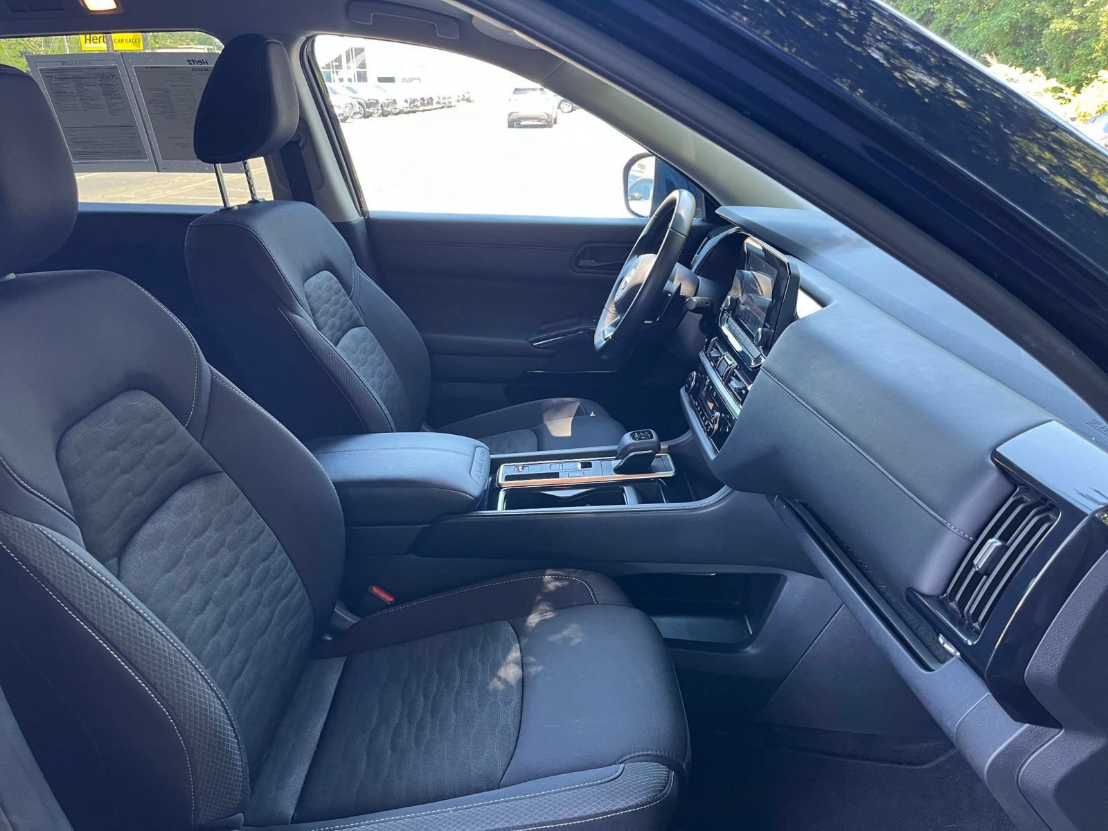 Used 2025 Nissan Pathfinder SV FWD image 39
