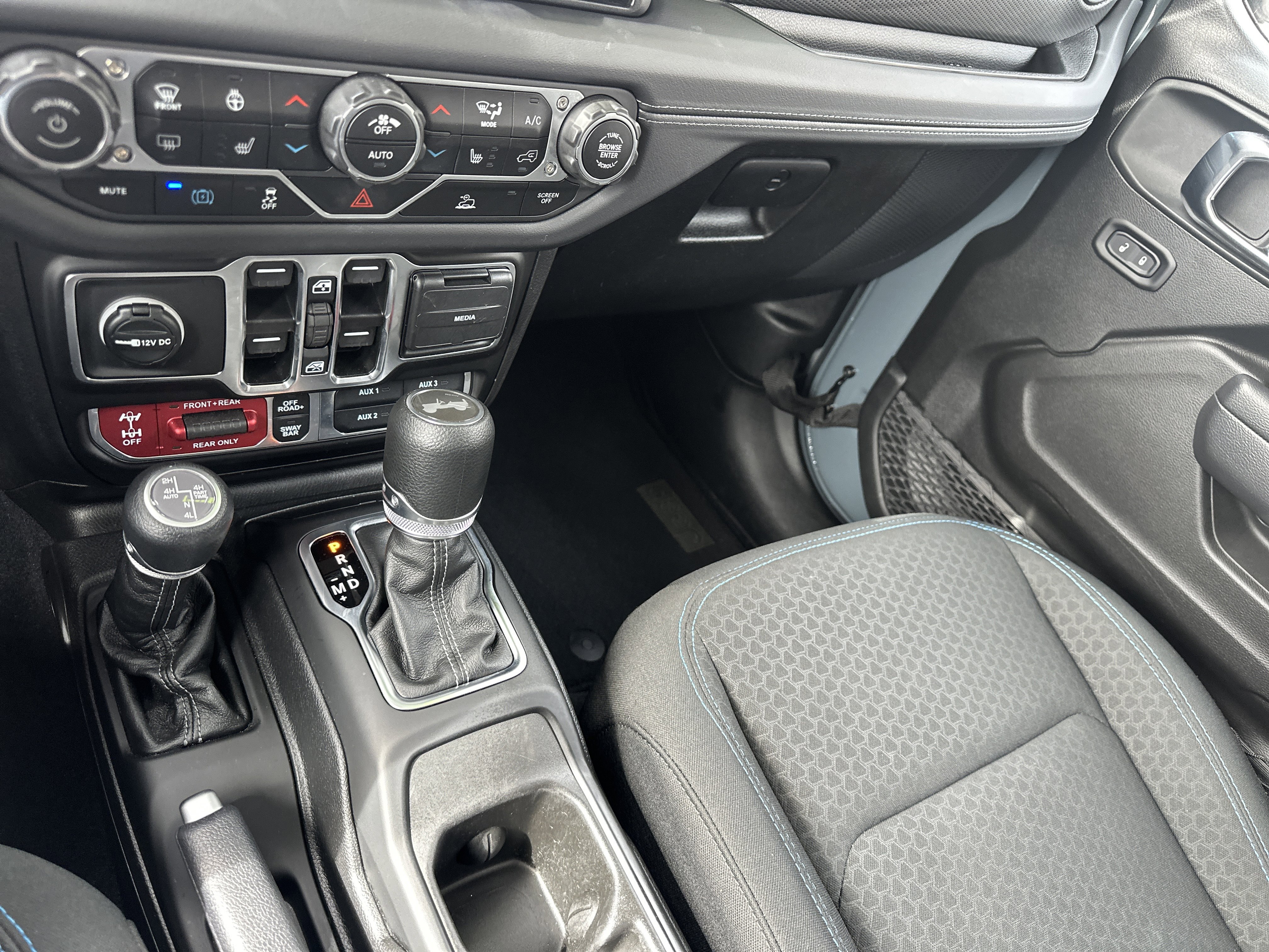 Used 2025 Jeep Wrangler Unlimited Rubicon 4xe w/ Convenience Group AWD/4WD image 19