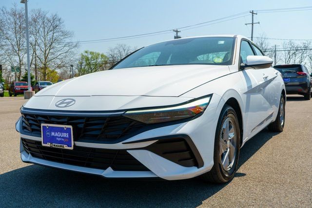 Used 2024 Hyundai Elantra SE FWD image 2