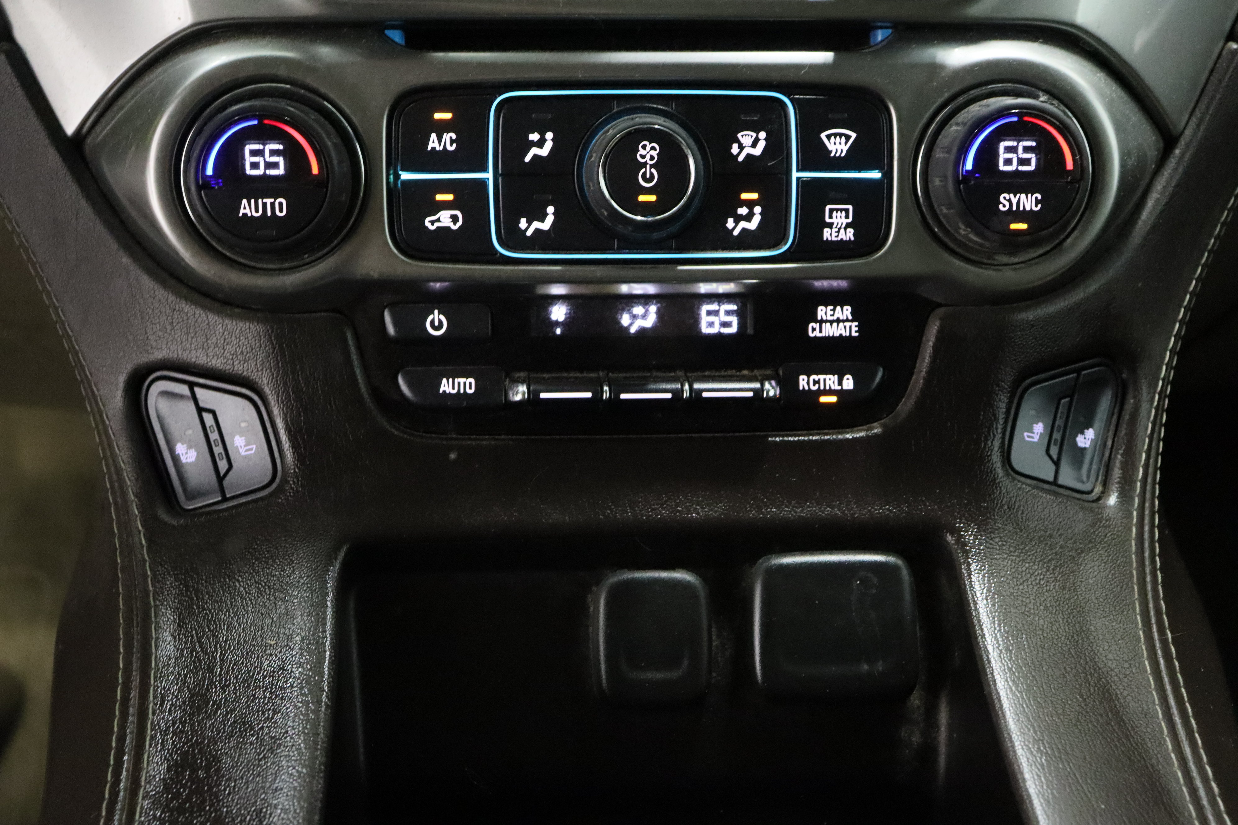 Used 2015 Chevrolet Suburban LT RWD image 19
